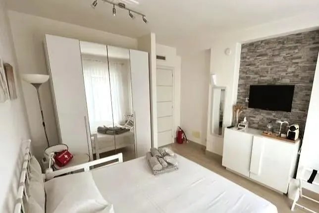 Elegante Camera A Roma - Room Molteni Δωμάτια σε οικογενειακή κατοικία Ρώμη